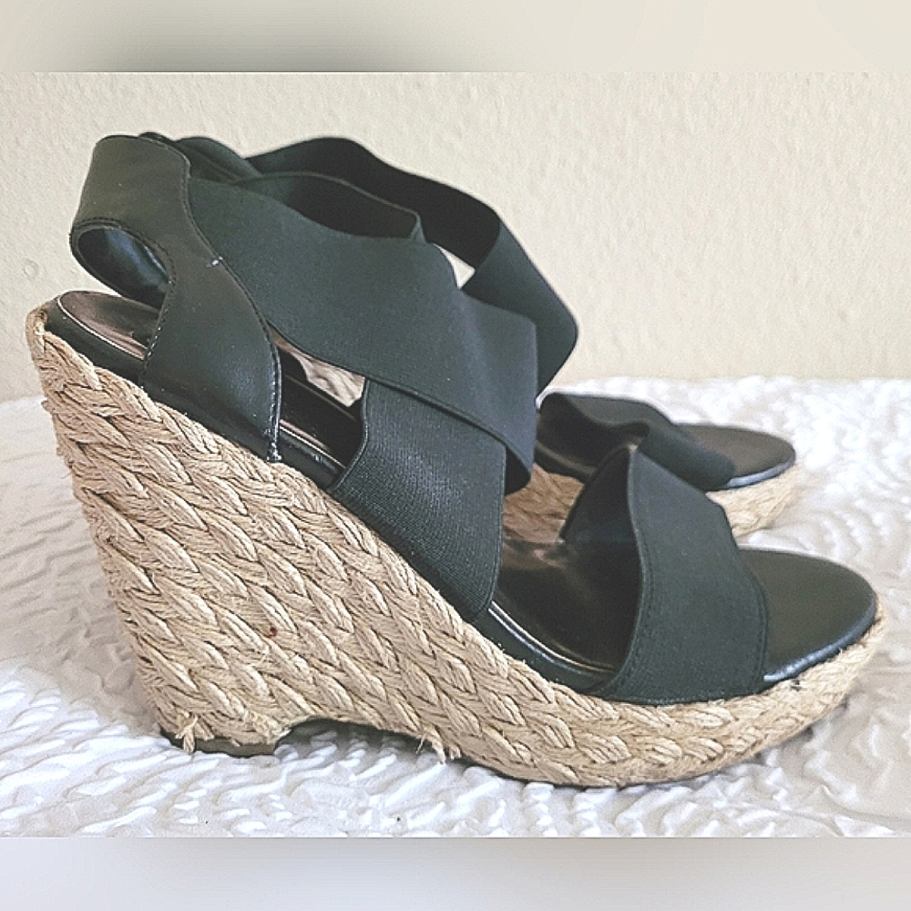 MADELINE Sz 8.5M wedge heels